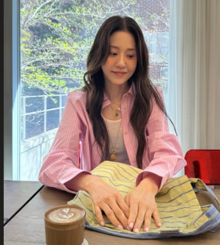  고현정 핑크 셔츠 데일리룩, 평범한데 분위기 미친 이유