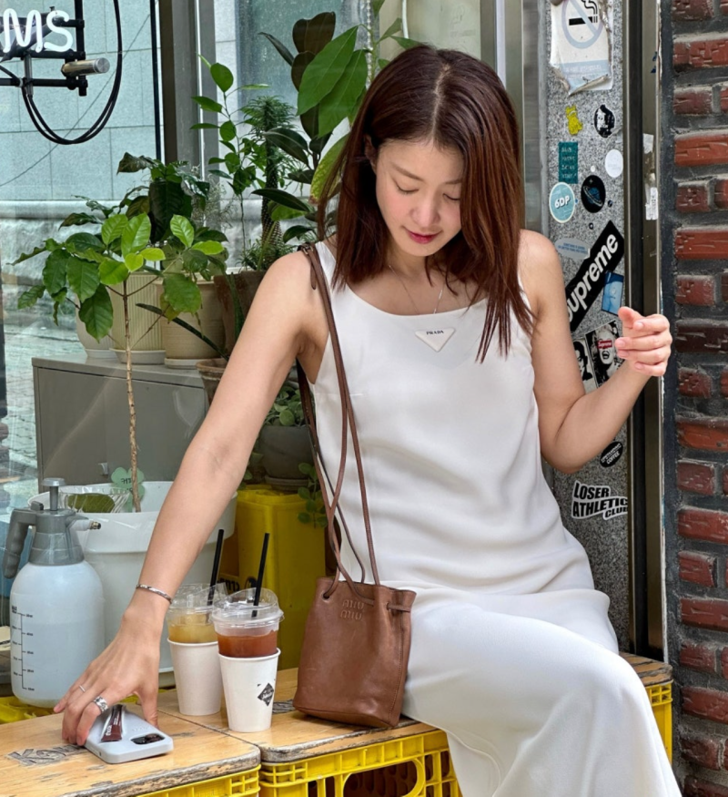"이시영 100만원대 미우미우 명품가방?" 여배우 데일리 미니백 정체