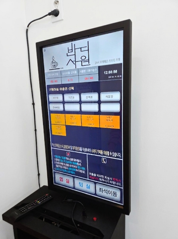  [설치사례_스터디카페] 구글이 추천하는 터치 모니터 업체, 에스티스마트테크의 32인치 AI 적외선 터치 모니터 설치 사례(STV-3200-IRT FHD TV)