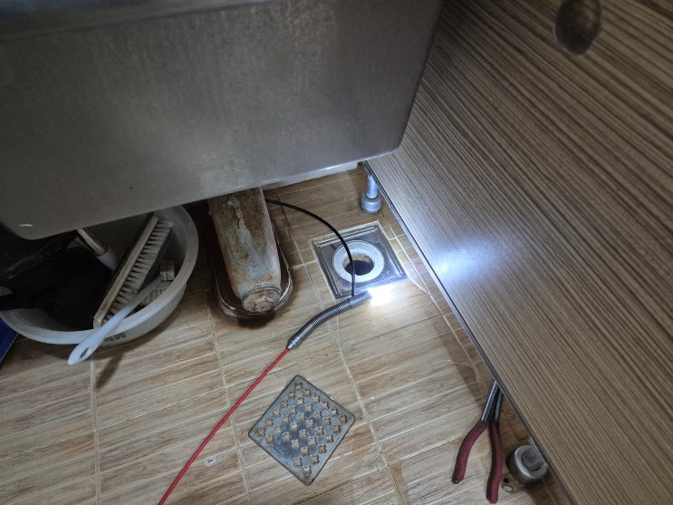  주택 화장실 바닥에서 물 역류 기배수관 름덩이 제거 영흥도 선재도