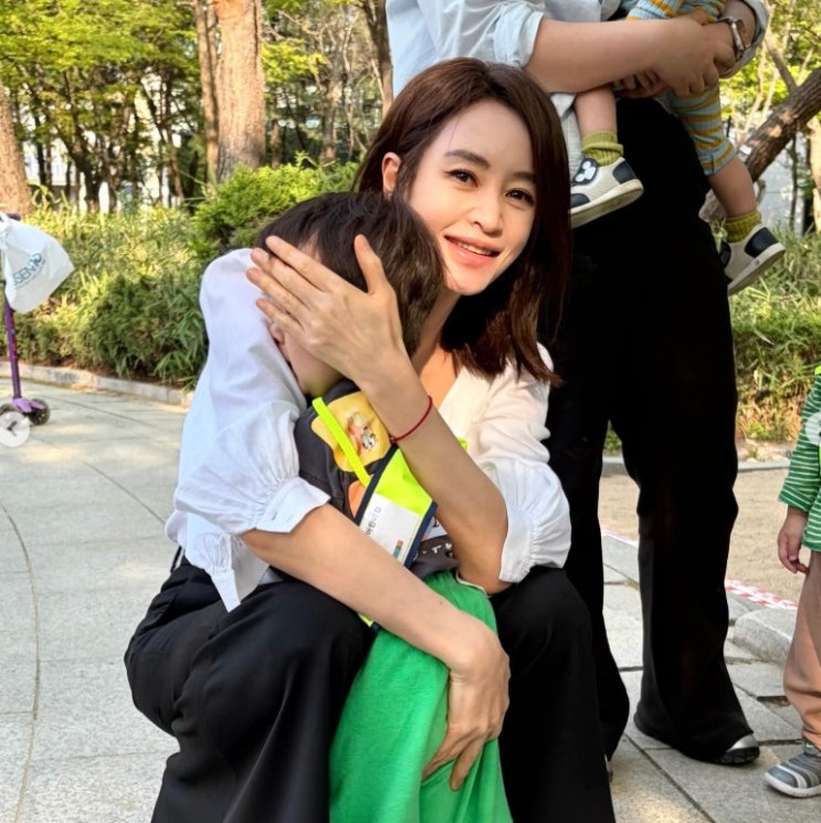  명품 없어도 귀티 철철, 김혜수 모나미룩의 품격