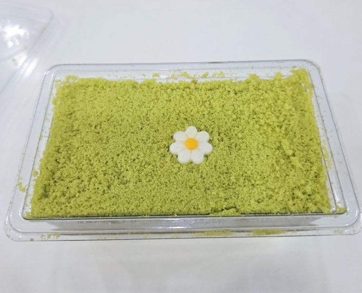  스타벅스 말차티라미수 먹기 아까운 비주얼에 맛까지 잡은 토이스토리 콜라보 디저트