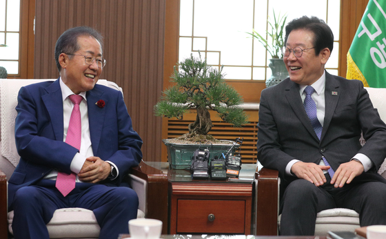 ‘막걸리 <b>오찬</b>’…1년 전 약속 지킨 <b>회동</b>, 무슨 이야기 오갔나?