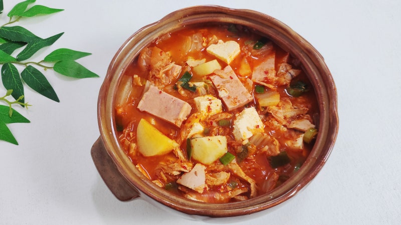 얼큰한 국물요리 스팸 참치 김치찌개 맛있게 끓이는법 신김치 찌개 종류 레시피