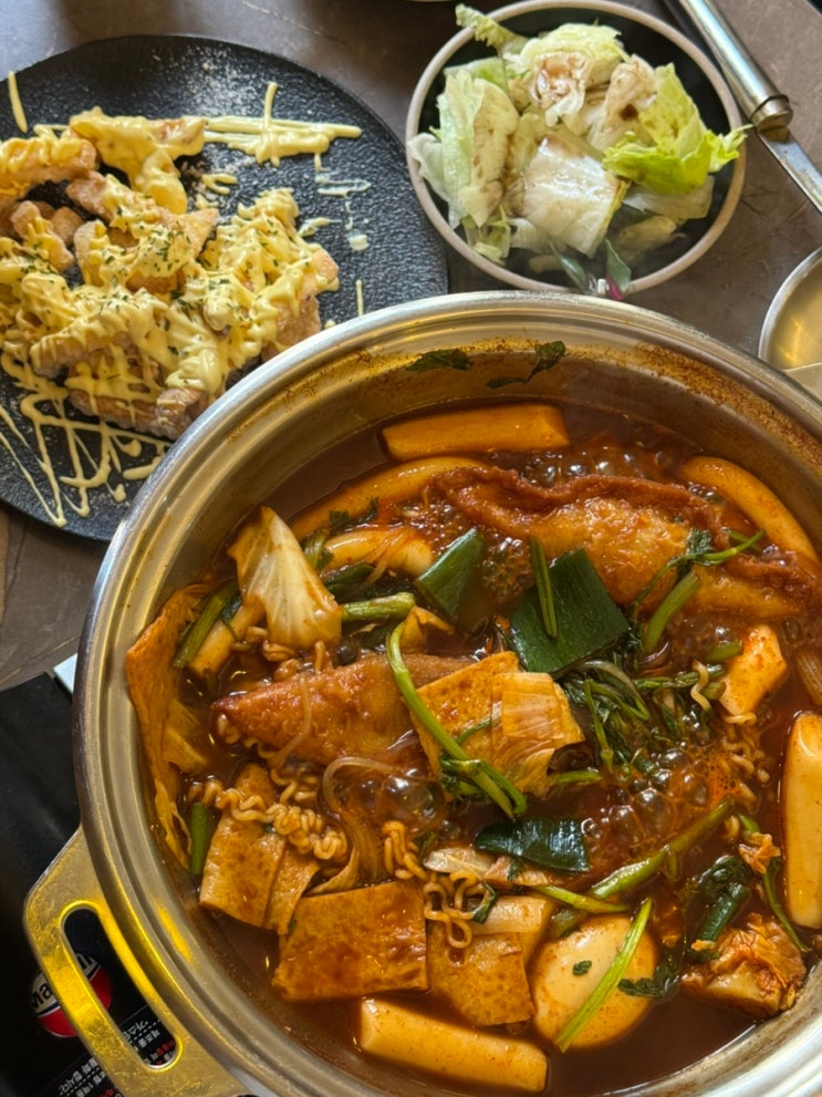  성수동 떡볶이 카우떡볶이 성수 : 미나리 짜장 쫄라당과 버터갈릭감자튀김 꿀조합 후기