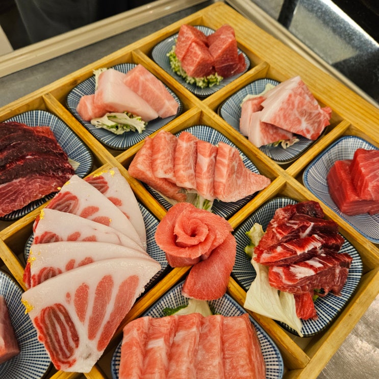  [잠실 데이트 맛집] 4만 5천 명의 단골이 벽면을 채운 15코스 오마카세, 골드참치의 비밀