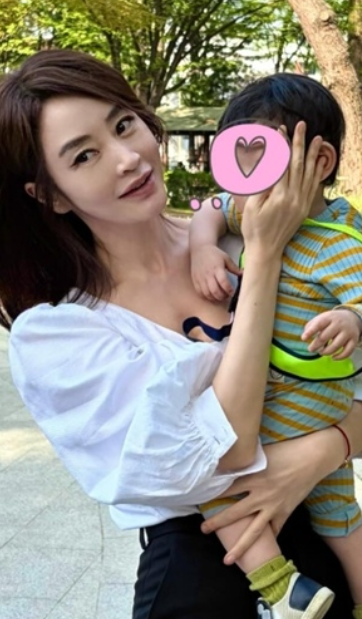   배우 김혜수 근황 공개! 글래머 여신에서 슬림한 '한줌 허리'로 변신한 진짜 이유