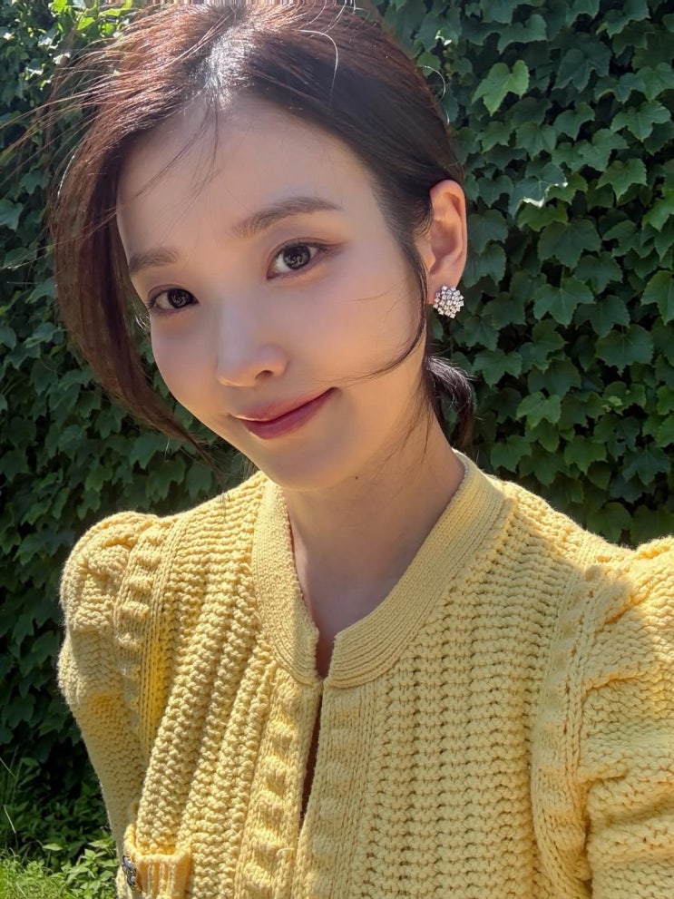  아이유 노란 니트 패션 참고해서 초 여름 매력적인 여자 소개팅룩 완성