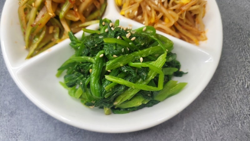마늘 없이 더 맛있는 선재 스님 시금치무침, 담백한 집밥 한 접시
