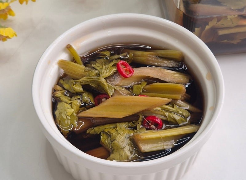 맛과 향으로 먹는 샐러리 장아찌 초보자도 실패 없는 저염 장아찌 만드는 법