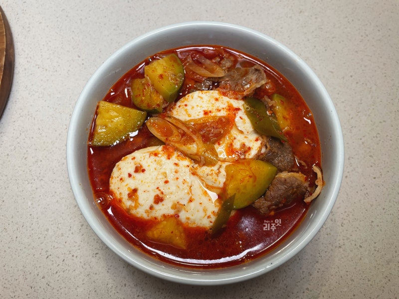 우삼겹 순두부찌개 레시피 고추기름 내어 얼큰하게 끓이는 간단 찌개