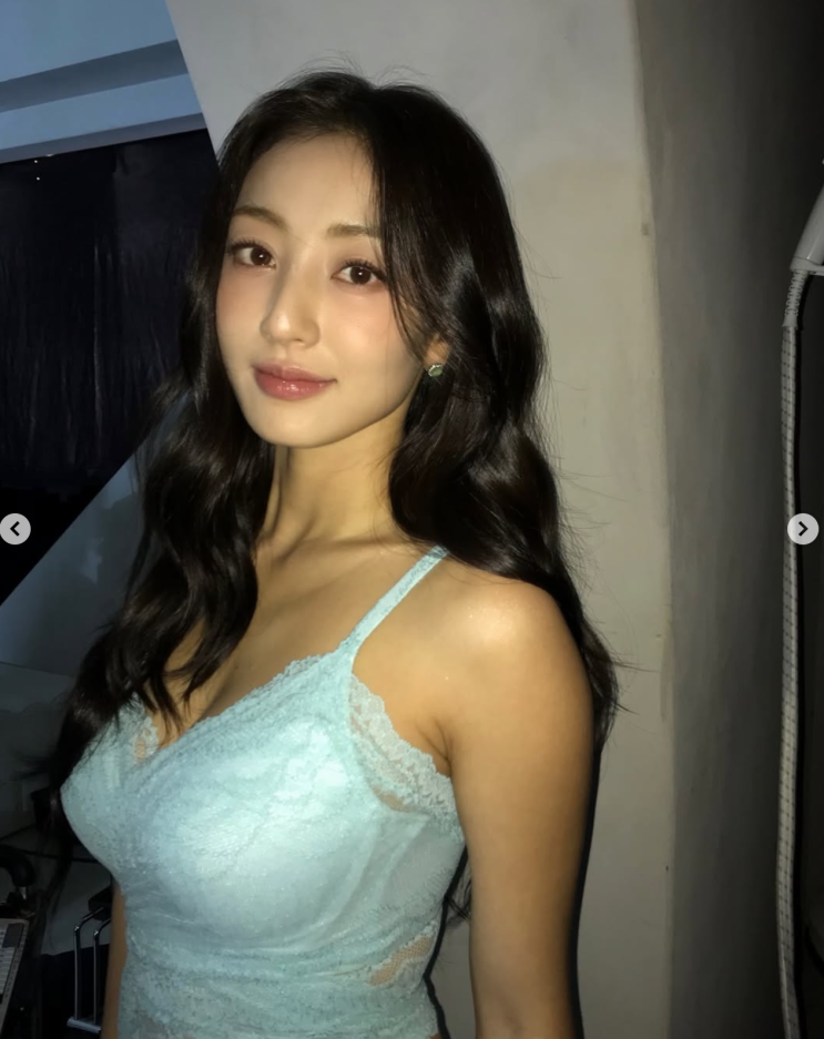  지효 배럴 래쉬가드, 올여름 인생샷 보장하는 힙스터 바캉스룩 완성!