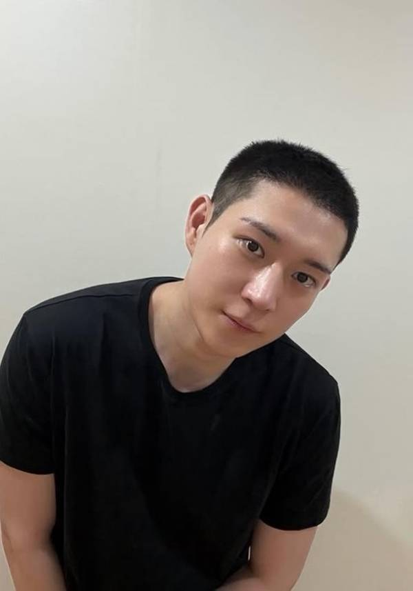  "잘 다녀오겠습니다" 김영대 까까머리 공개 & 이나은 열애설 진실, 소속사 10년 의리 미담까지 총정리