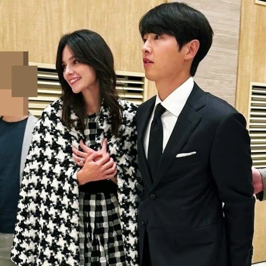  우연히 마주친 송중기 아내 케이티, 화면보다 더 놀라운 실물 반응과 최근 포착된 부부 근황