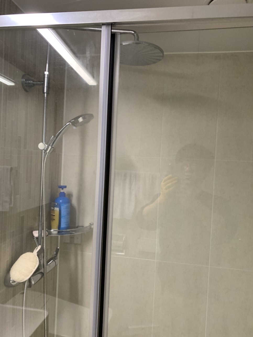 강남구 물때와 곰팡이로 오염된 샤워부스 쫄대, 새것처럼 투명하게 교체