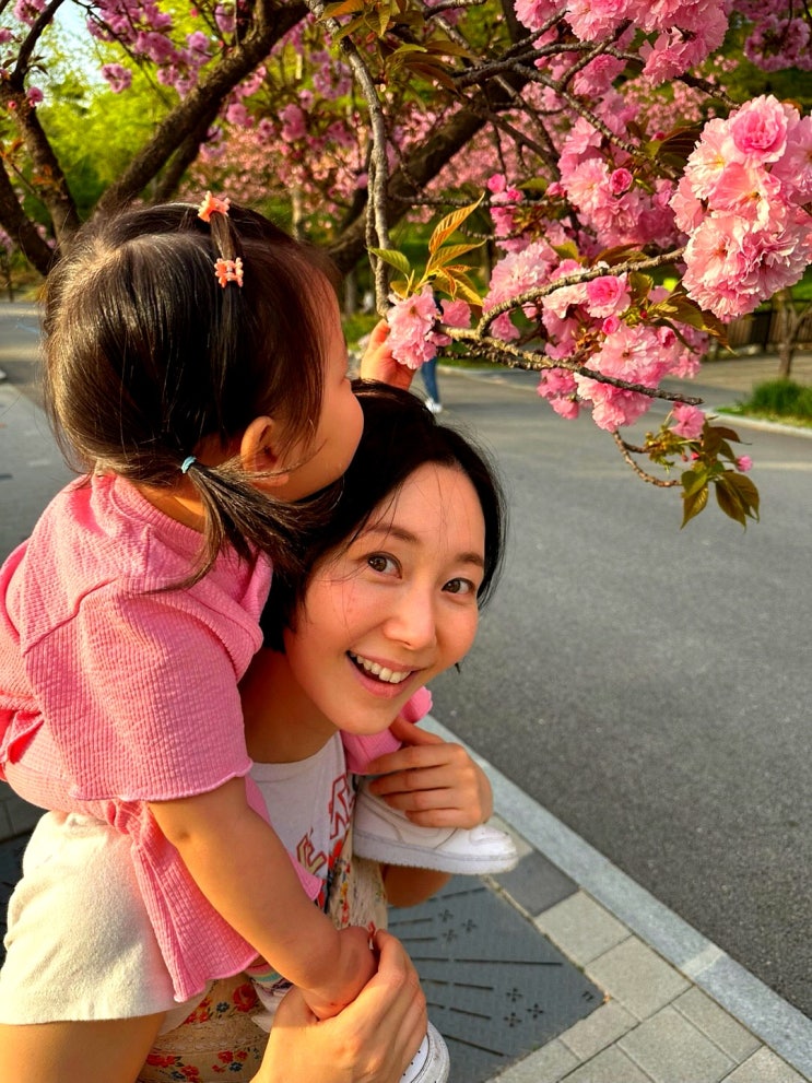 <b>이유영 둘째</b> 임신 중에도 딸 업고 벚꽃 데이트, 9월 <b>출산</b> 예정 "어깨 ....
