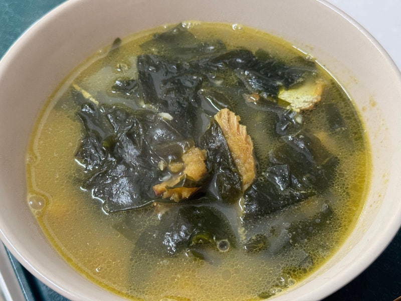 뽀얀 국물의 비밀, 쉽고 간단하게 끓이는 황태미역국 끓이는 법(황금레시피)