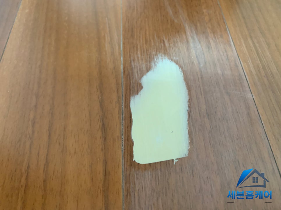 [판교 마루 복원] 물먹고 변색된 강화마루, 시트지 시공으로 새것처럼 되살리기