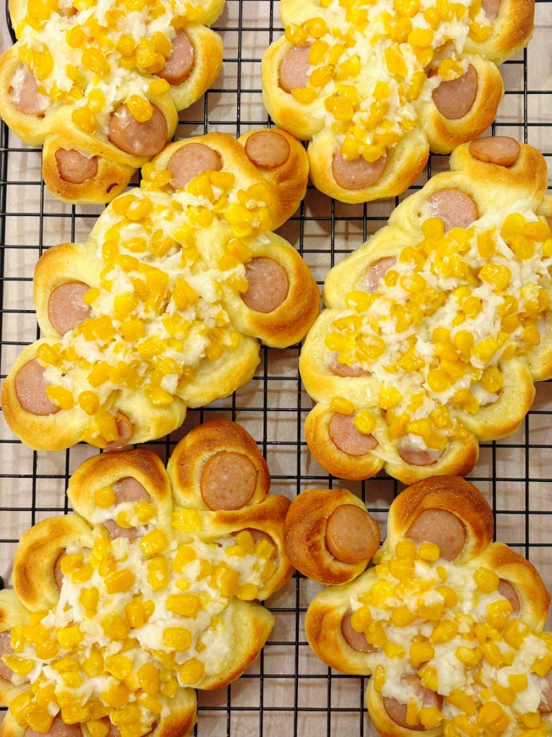 갓 구워 더 맛있는 홈메이드 소세지빵! 옥수수 톡톡 터지는 낙엽 소세지빵 레시피