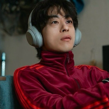 Moja Mussa: Is Hwang Dong-man the only character in My Mister that makes me sad? Episode 1 + 2 Plot Summary