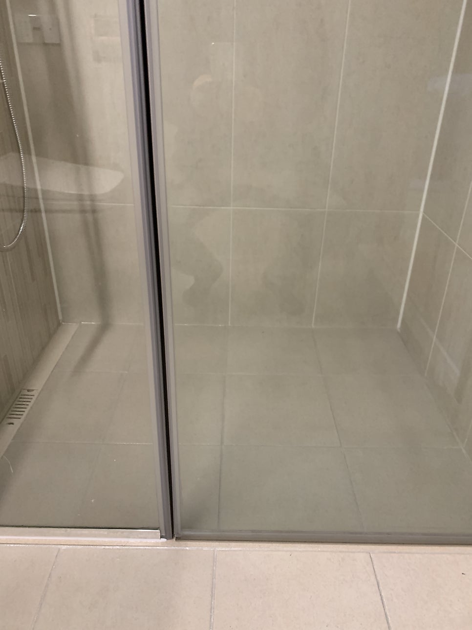 강남구 물때와 곰팡이로 오염된 샤워부스 쫄대, 새것처럼 투명하게 교체