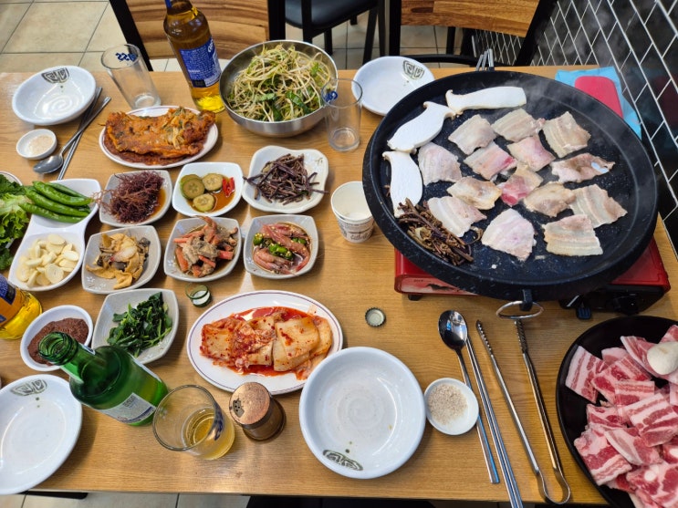  [속초 맛집] 삼겹살 시켰더니 양념게장이?  매일 바뀌는 9첩 반찬에 감동받은 속초 '분식당' 솔직후기