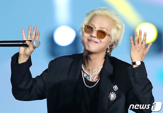 "출근해서 반쯤 누워 게임만"…위너 송민호 부실 복무 징역 1년 6개월 구형, 복무 이탈 102일 ....