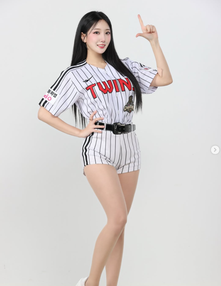  아찔한 비키니 자태 뽐낸 서여진, 2026년 LG 트윈스 '승리 요정' 합류!