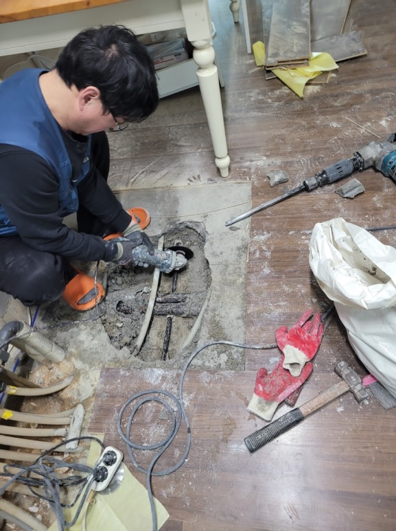  부산 수영구 누수탐지 민락동누수 천장 물샘, 원인 못 찾던 현장 배관 교체로 해결