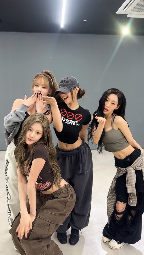<b>키스오브라이프</b> 인스타그램... 트레이닝복 <b>스웻</b> 팬츠... 