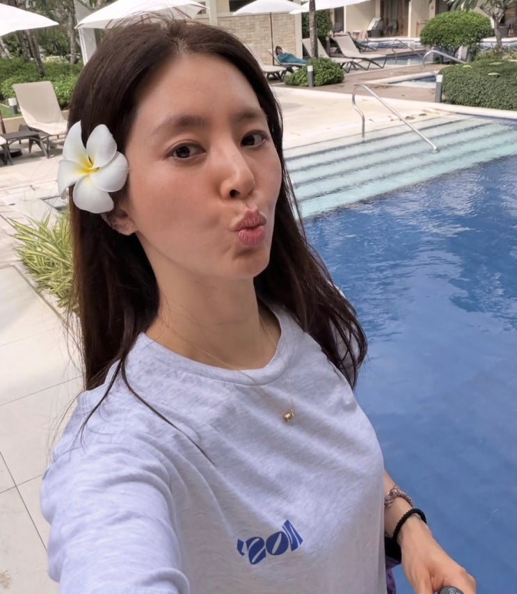 직각어깨 끝판왕 <b>한채아</b> 근황과 40대 이미스 수영복 얼마?