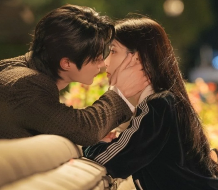  변우석, 아이유 구원자로 등장! '21세기 대군부인' 4회 엔딩에 시청률 폭발