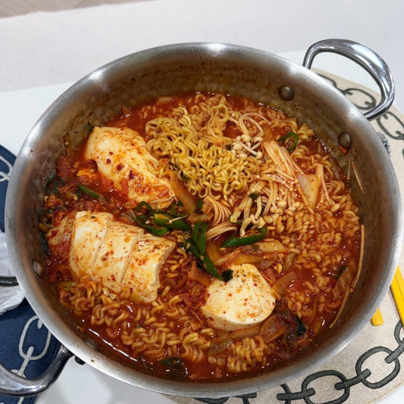 얼큰하고 녹진한 한 그릇! 순두부 넣어 더 맛있는 열라면 레시피 (2인분)