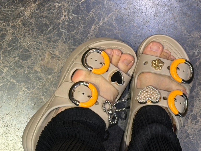 크록스 2026 신상 통굽슬리퍼 새터데이 플랫폼 딥디드 버클 샌들 우먼 돌체색상 지비츠꾸미기