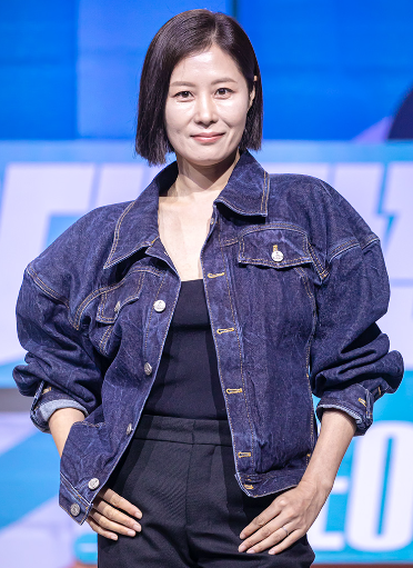 독보적 카리스마로 완성한 K-오피스물의 정석디즈니 레이스 구이정역 문소리