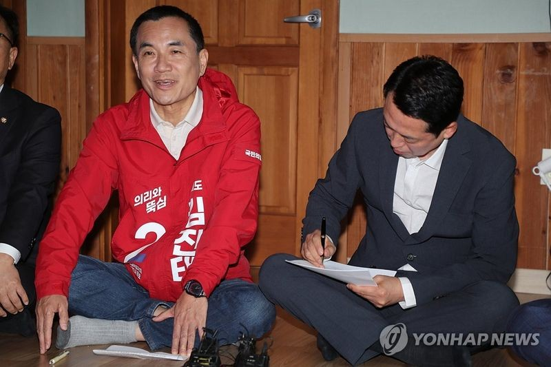 "열불 난다는 유권자 많다"…김진태, 장동혁 면전서 국민의힘 지도부 직격