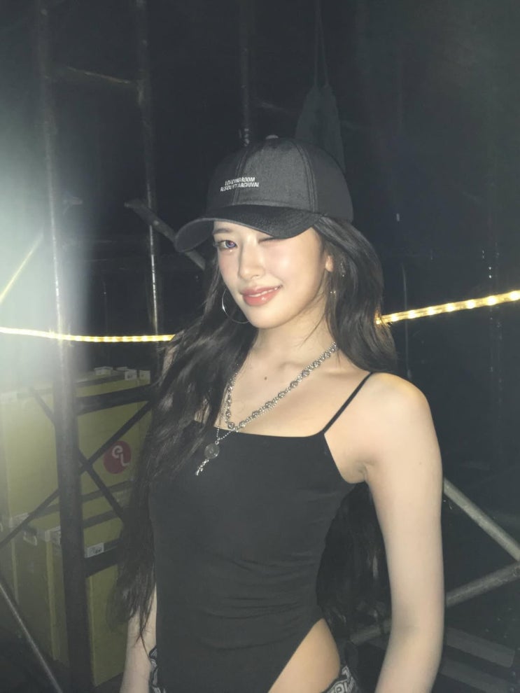 아이브 안유진, 한 줌 허리 드러낸 파격 바디수트 패션! 사람 비율 맞아?