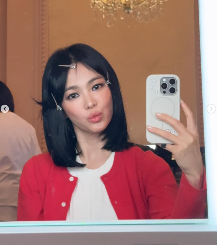  송혜교 붙임머리 반전 스타일 알고 보니 숏컷 기르는 중이라 감쪽같이 속았네요