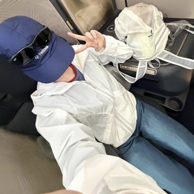 비계 털리고 오히려 '찐호감' 등극하더니... 일본 여행 중 포착된 여가수의 힙한 바람막이 코....