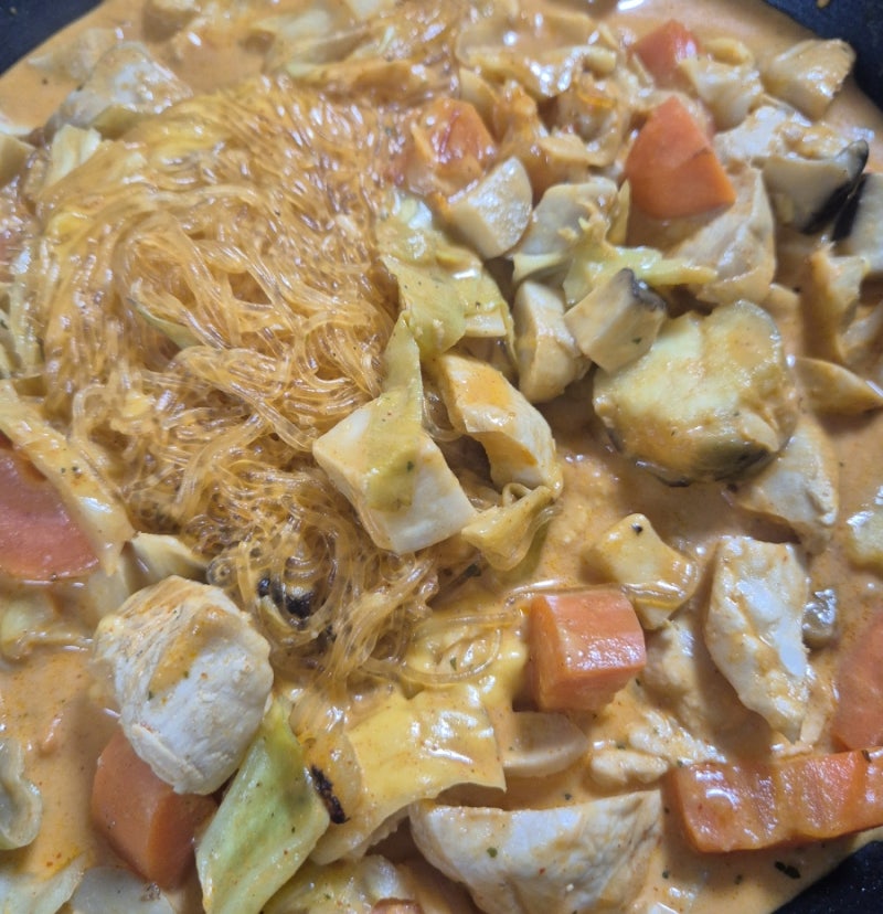 컵누들 로제맛과 로제 파스타 소스로 닭가슴살 로제 찜닭 만들기 레시피 (칼로리 정보)