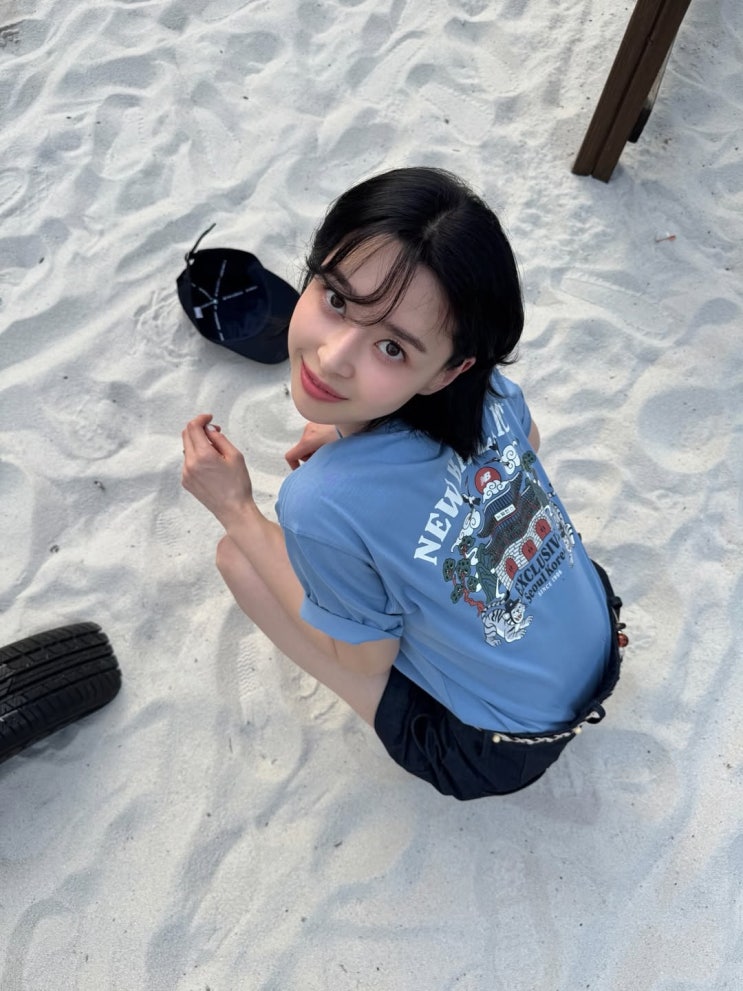 휴양지에서 인간 뉴발란스 여신으로 등장한 권나라 단발 헤어 변신 공개
