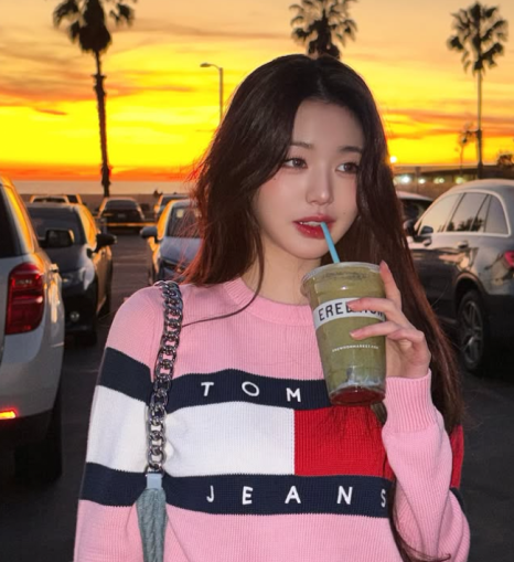 레전드 찍었던 장원영 타미맨투맨 니트 스웨터 코디