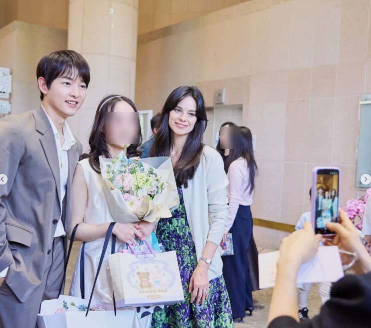 송중기케이티, 결혼 3년 만에 첫 동반 나들이 따뜻한 부부 근황