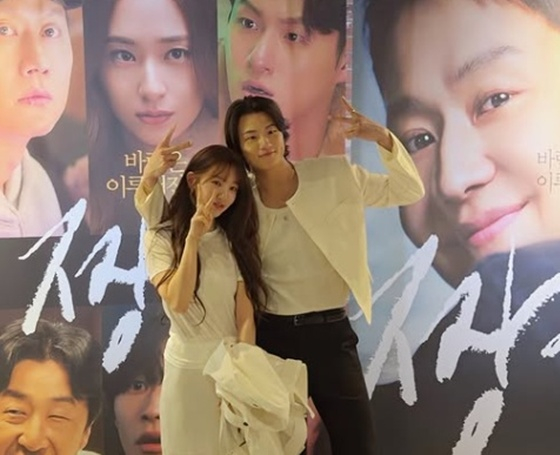 윤은혜, '11살 연하' 신승호와 핑크빛 후 재회..다정한 포즈 눈길, 롱 레이어드컷