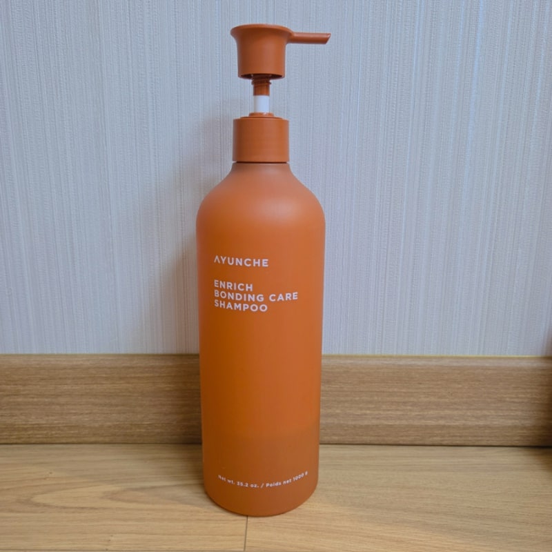 머리 숱 많고 긴 파마 머리에 아윤채 인리치 본딩 케어 샴푸를 사용하여 손상된 모발을 케어....