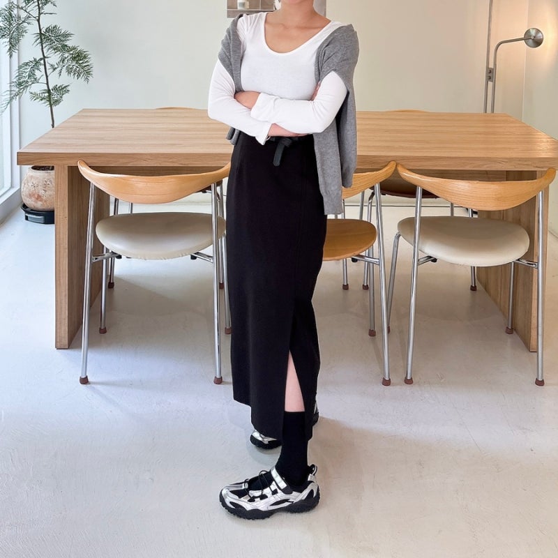H라인 롱스커트 코디 메리제인 운동화로 완성한 미니멀 데일리룩