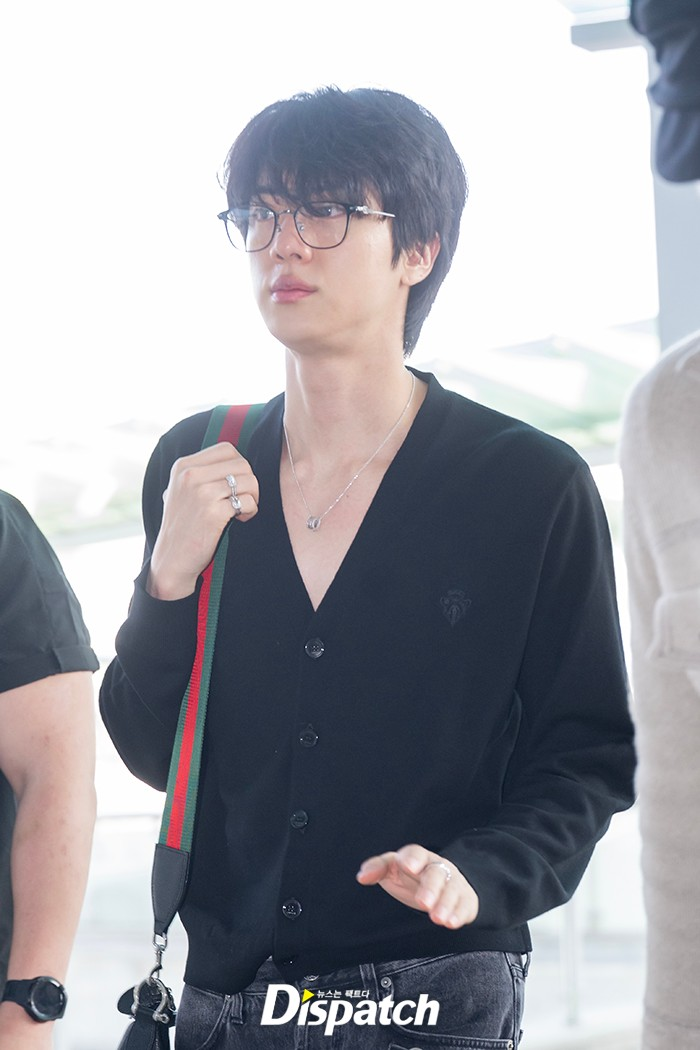BTS 진 공항패션, 올블랙룩 입고 나타난 모습