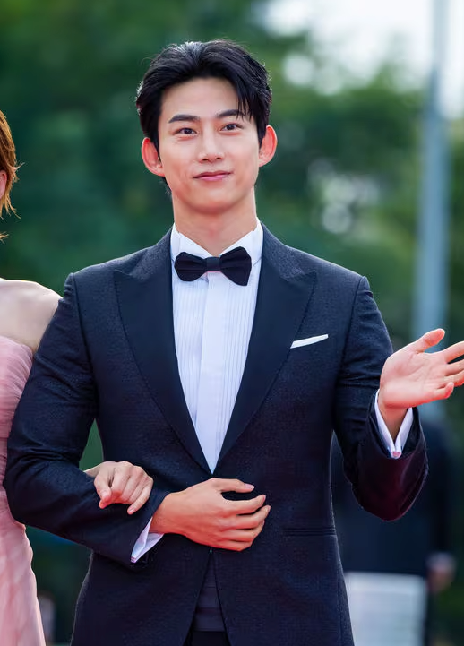 옥택연 10년 열애 결실 신라호텔 영빈관 결혼식… 2PM 멤버들 총출동