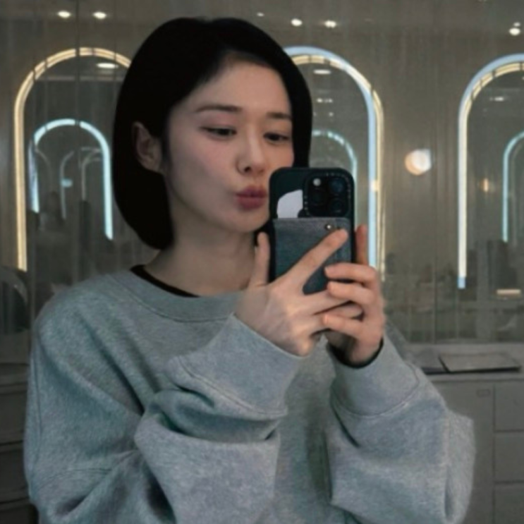 대상 받고 조용하던 45세 장나라, 거울 앞 단발머리 셀카 한 장에 쏟....