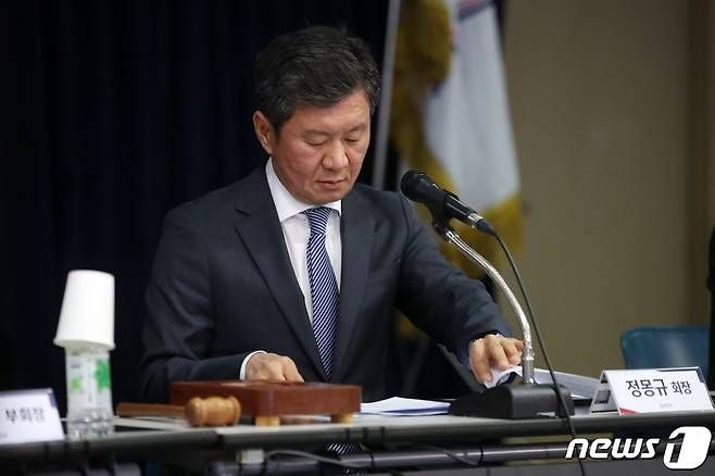 [속보] 법원 "문체부 '<b>정몽규</b>... 문체부의 <b>징계 요구</b> 처분의 <b>효력</b>... 